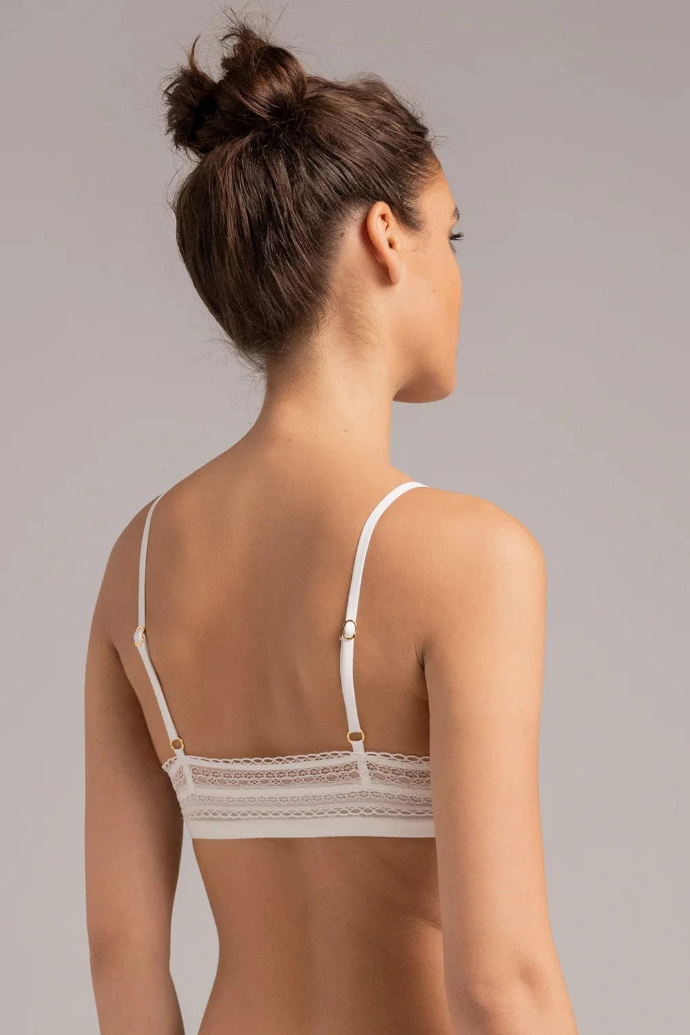 טופ תחרה ללא ברזלים וללא ריפוד בצבע לבן