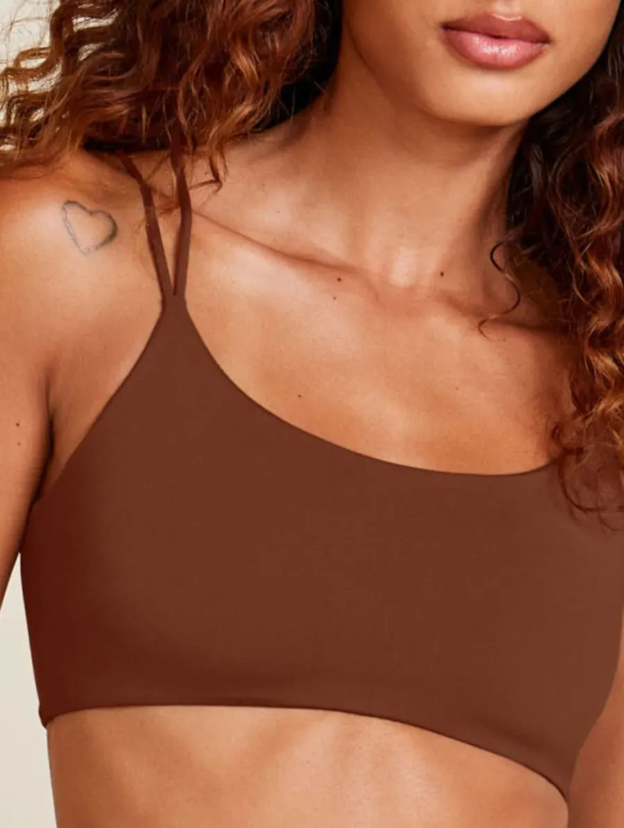 טופ מיקרופייבר ללא ברזלים עם ריפוד נשלף בצבע חום