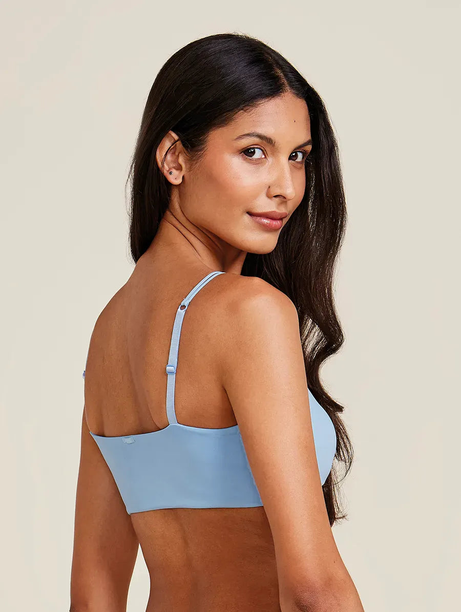 טופ מיקרופייבר ללא ברזלים עם ריפוד נשלף בצבע תכלת