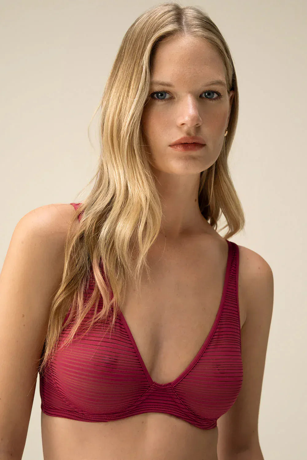 חזיית טי שירט ללא ריפוד בצבע אדום-דובדבן