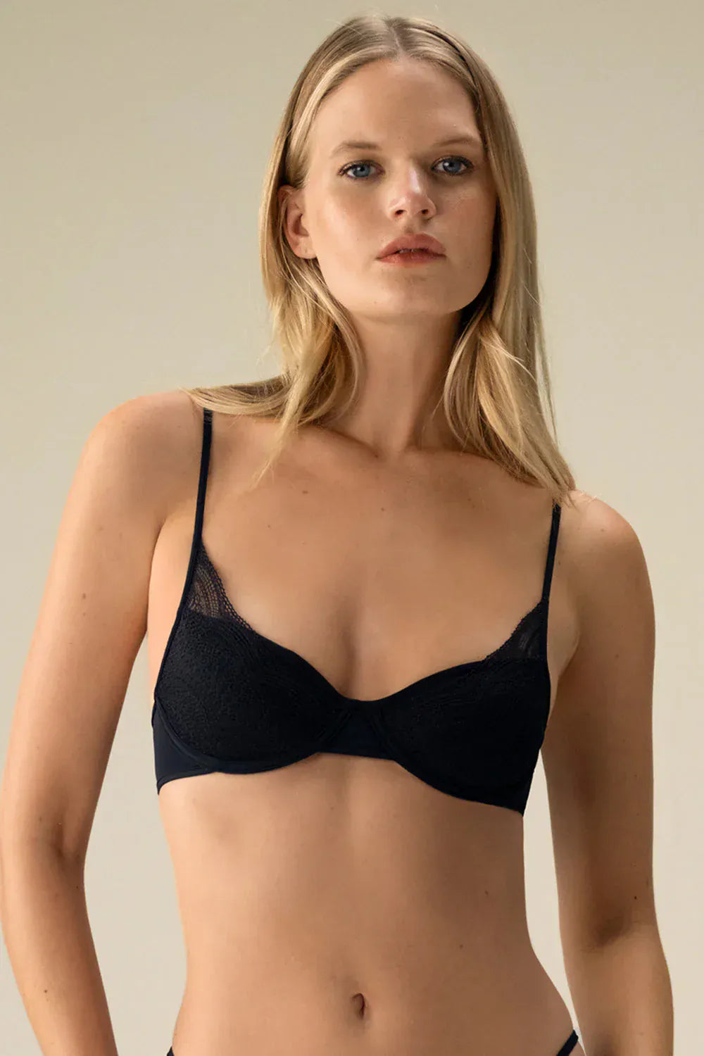 חזיית טי שירט ללא ריפוד משולבת בתחרה בצבע כחול-נייבי