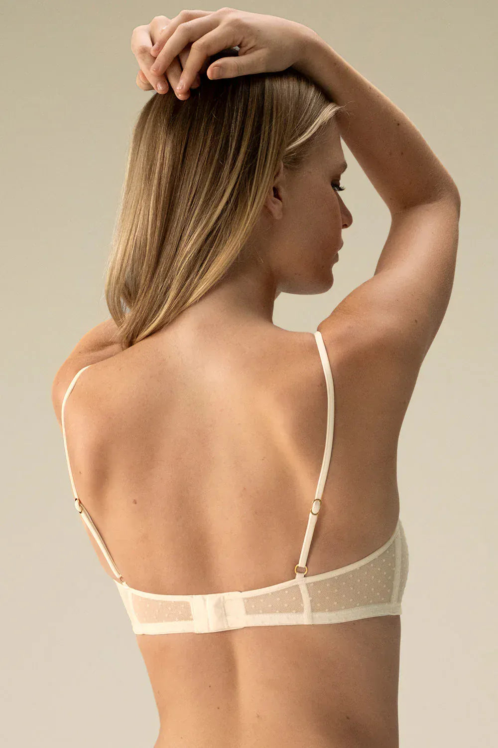 חזיית תחרה וטול ללא ברזלים וללא ריפוד בצבע שמנת