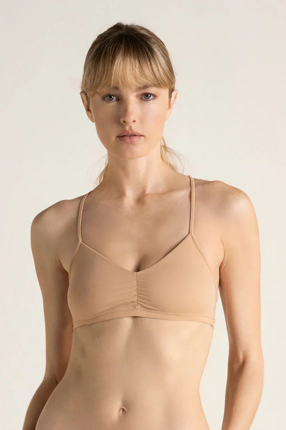 טופ משולשים עם גב שחיין מתחרה בצבע כאמל