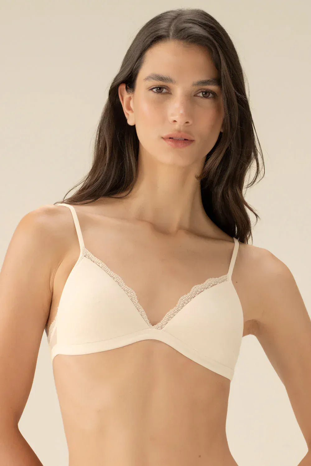 חזיית משולשים מרופדת מתחרה עם כתפיות ספגטי ללא ברזלים