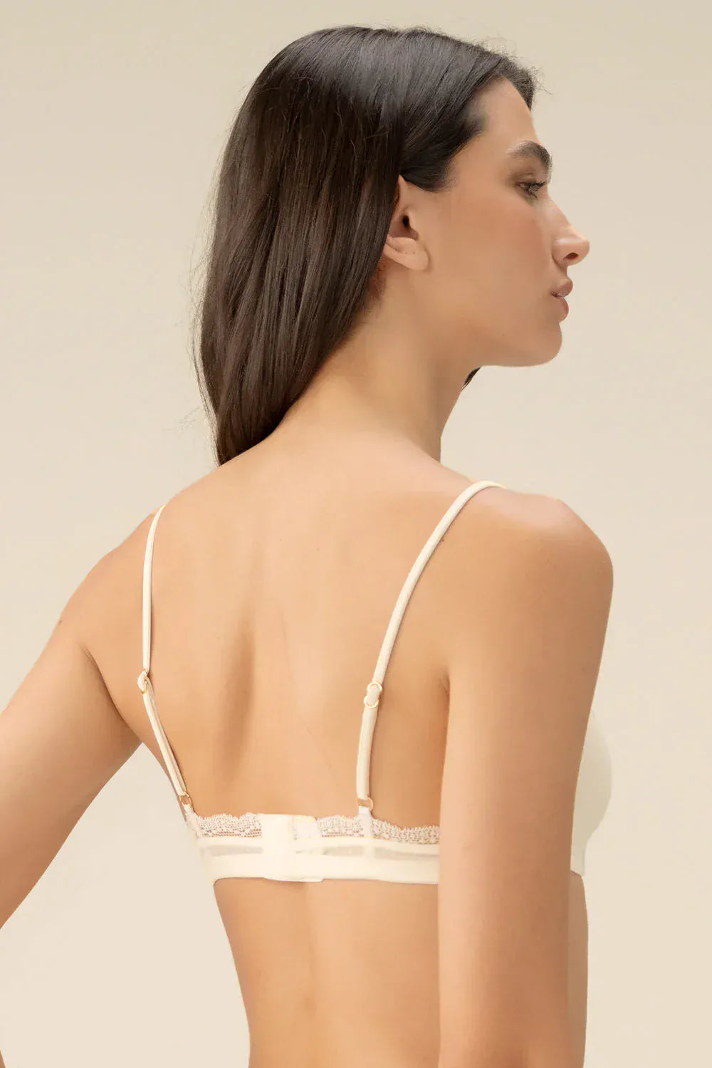 חזיית משולשים מרופדת מתחרה עם כתפיות ספגטי ללא ברזלים