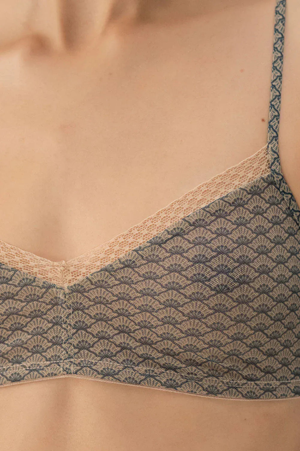 חזיה מבד טול מודפס ללא עצם וללא ריפוד