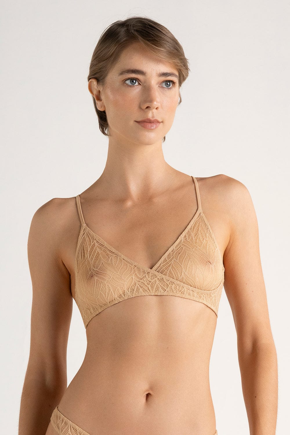 טופ משולשים ללא עצם וללא ריפוד מתחרה בצבע כאמל