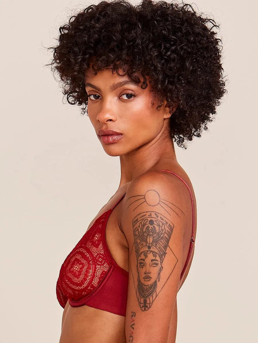 חזיית משולשים עם עצם מתחרה בצבע אדום