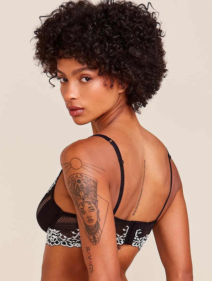 חזיית תחרה בגזרת משולשים גבוהים בצבע שחור