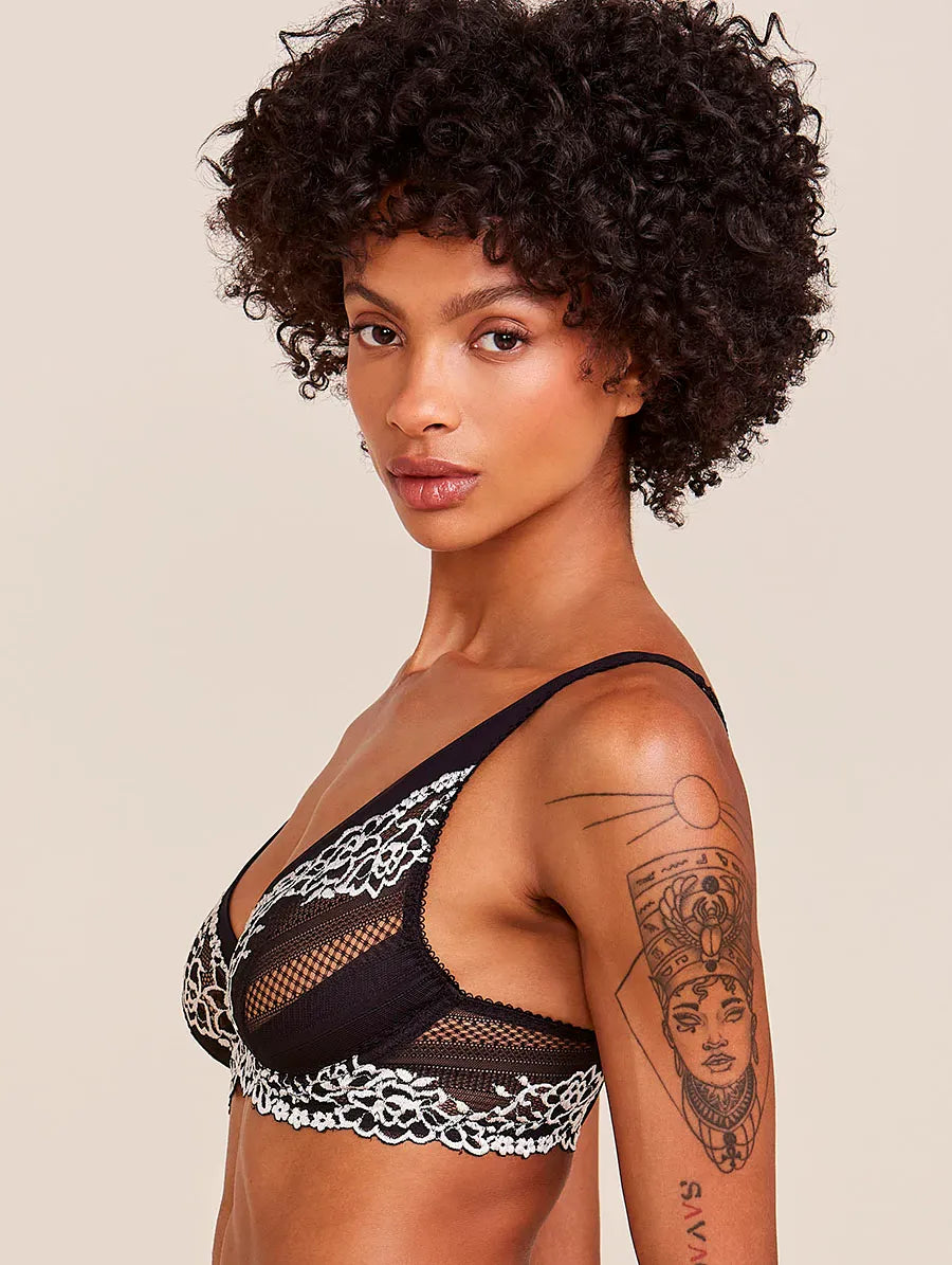 חזיית תחרה בגזרת משולשים גבוהים בצבע שחור